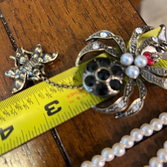 Gothic Spider Brooch Pin Dangling Fly Pearl Red Rhinestone Insect Halloween - Picture 12 of 13